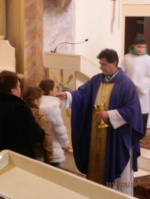 ICLic.Mgr. Peter Manduch sa predstavuje na prvej omši vo farskom kostole. ICLic.Mgr. Peter Manduch sa predstavuje na prvej omši vo farskom kostole.