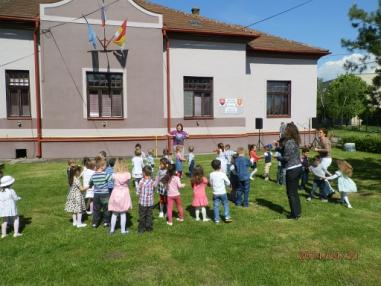 Programom nás zabavili deti zo ZŠ a MŠ. Programom nás zabavili deti zo ZŠ a MŠ.