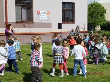 Programom nás zabavili deti zo ZŠ a MŠ. Programom nás zabavili deti zo ZŠ a MŠ.