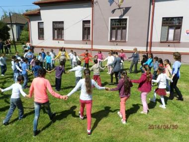 Programom nás zabavili deti zo ZŠ a MŠ. Programom nás zabavili deti zo ZŠ a MŠ.