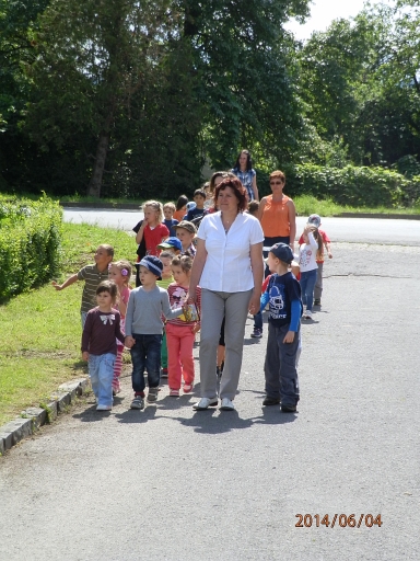 Fotogaléria Váľanie mája s kultúrnym programom detí MŠ_4.6.2014 (39) Váľanie mája s kultúrnym programom detí MŠ_4.6.2014