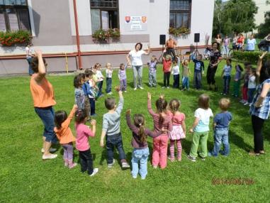 Krásne chvíle tradičnej slávnosti jari. Krásne chvíle tradičnej slávnosti jari.