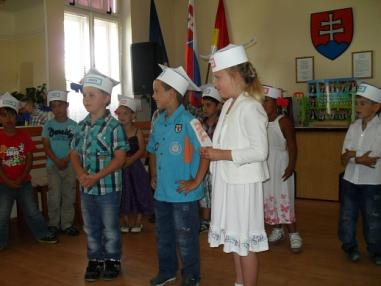 Okamihy slávnostnej rozlúčky za účasti rodičov a starostu obce. Okamihy slávnostnej rozlúčky za účasti rodičov a starostu obce.