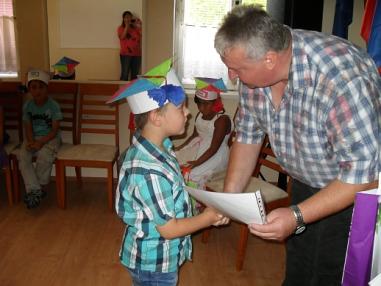 Okamihy slávnostnej rozlúčky za účasti rodičov a starostu obce. Okamihy slávnostnej rozlúčky za účasti rodičov a starostu obce.