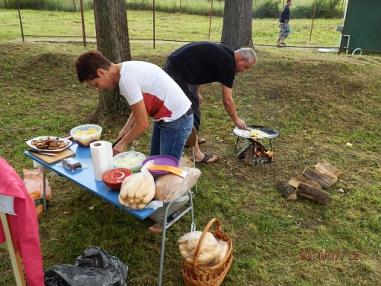 Prípravné práce na slávnosť a varenie halászlé. Prípravné práce na slávnosť a varenie halászlé.