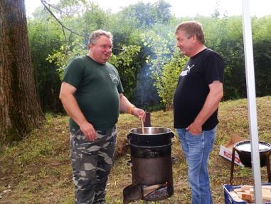 Prípravné práce na slávnosť a varenie halászlé. Prípravné práce na slávnosť a varenie halászlé.