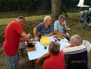 Prípravné práce na slávnosť a varenie halászlé. Prípravné práce na slávnosť a varenie halászlé.