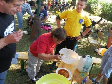 Okamihy slávnosti a futbalového zápasu. Okamihy slávnosti a futbalového zápasu.
