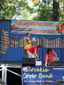 Okamihy slávnosti a futbalového zápasu. Okamihy slávnosti a futbalového zápasu.