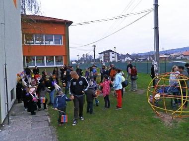 Príprava na lampiónový sprievod... Príprava na lampiónový sprievod...