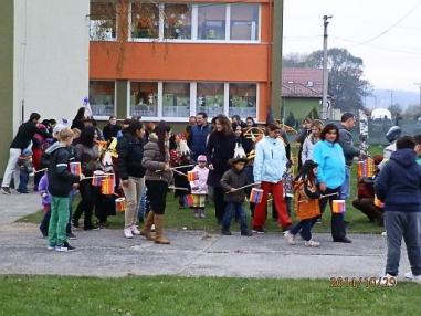 Príprava na lampiónový sprievod... Príprava na lampiónový sprievod...