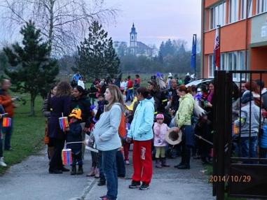Príprava na lampiónový sprievod... Príprava na lampiónový sprievod...