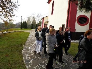 Procesia okolo kostola. Procesia okolo kostola.