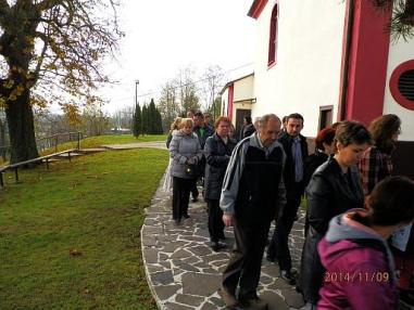 Procesia okolo kostola. Procesia okolo kostola.