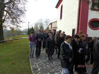 Procesia okolo kostola. Procesia okolo kostola.