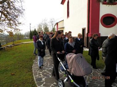 Procesia okolo kostola. Procesia okolo kostola.