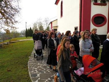 Procesia okolo kostola. Procesia okolo kostola.