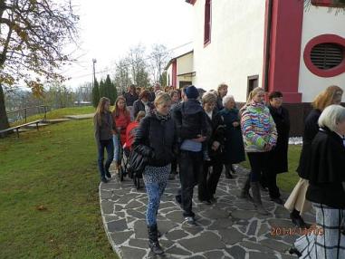 Procesia okolo kostola. Procesia okolo kostola.