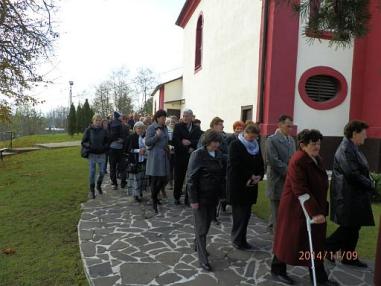 Procesia okolo kostola. Procesia okolo kostola.