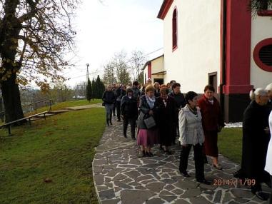 Procesia okolo kostola. Procesia okolo kostola.