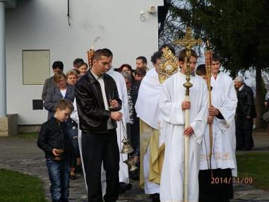 Procesia okolo kostola. Procesia okolo kostola.