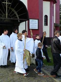 Procesia okolo kostola. Procesia okolo kostola.