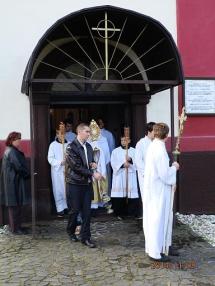 Procesia okolo kostola. Procesia okolo kostola.