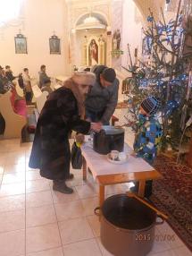 Veriaci so svetenou vodou. Veriaci so svetenou vodou.
