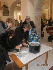 Veriaci so svetenou vodou. Veriaci so svetenou vodou.