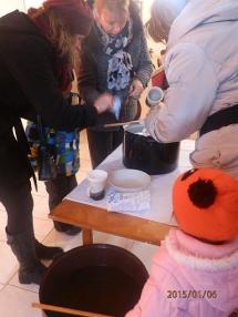 Veriaci so svetenou vodou. Veriaci so svetenou vodou.