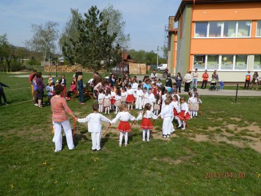 Fotogaléria Stavanie mája na školskom dvore_30.4.2015 (32) Stavanie mája na školskom dvore_30.4.2015
