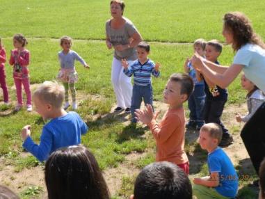Váľanie májov 2015 Váľanie májov 2015