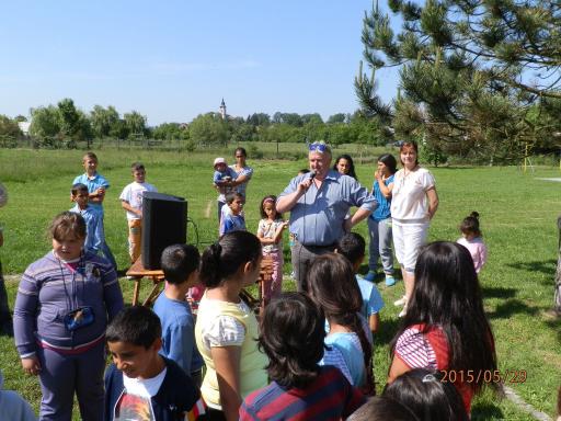 Fotogaléria Váľanie májov pri ZŠ_29.5.2015 (15) Váľanie májov pri ZŠ_29.5.2015