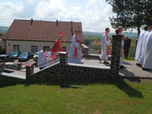Fotogaléria Sviatosť birmovania na sviatok zoslania Ducha Svätého vo farskom kostole Veľká nad Ipľom 1.časť galérie_24.5.2015 (50) Sviatosť birmovania na sviatok zoslania Ducha Svätého vo farskom kostole Veľká nad Ipľom 1.časť galérie_24.5.2015
