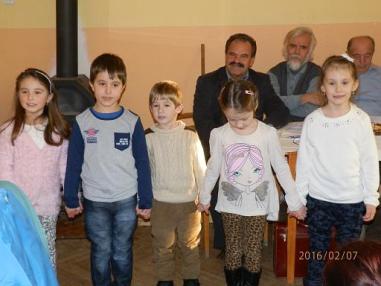A helyi kétnyelvű óvoda tanulói kultúrműsorral ked A helyi kétnyelvű óvoda tanulói kultúrműsorral ked