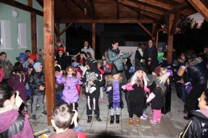 Halloween s deťmi ZŠ a MŠ za účasti rodičov a naši Halloween s deťmi ZŠ a MŠ za účasti rodičov a naši