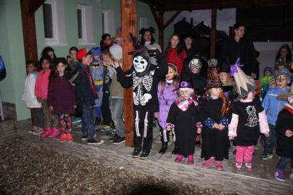 Halloween s deťmi ZŠ a MŠ za účasti rodičov a naši Halloween s deťmi ZŠ a MŠ za účasti rodičov a naši