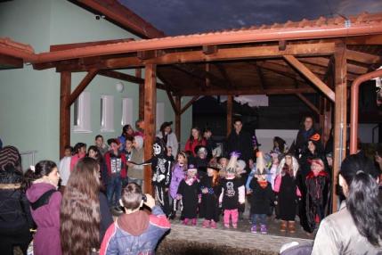 Halloween s deťmi ZŠ a MŠ za účasti rodičov a naši Halloween s deťmi ZŠ a MŠ za účasti rodičov a naši