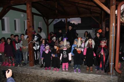 Halloween s deťmi ZŠ a MŠ za účasti rodičov a naši Halloween s deťmi ZŠ a MŠ za účasti rodičov a naši