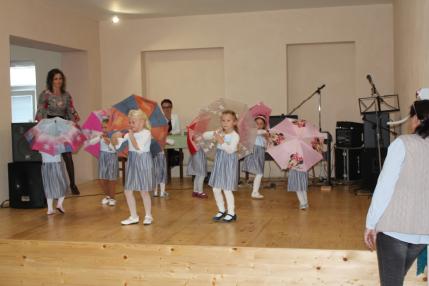 Milý kultúrny program poskytli deti ZŠ a MŠ.Foto:Š Milý kultúrny program poskytli deti ZŠ a MŠ.Foto:Š