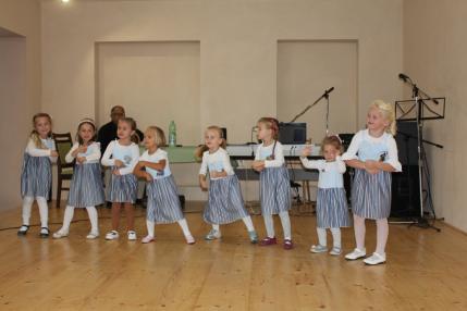 Milý kultúrny program poskytli deti ZŠ a MŠ.Foto:Š Milý kultúrny program poskytli deti ZŠ a MŠ.Foto:Š